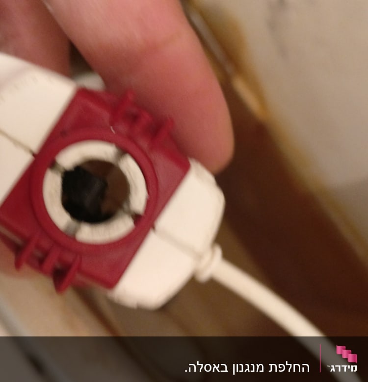 חלק פלסטיק אדום ולבן עם חוט ביד אדם